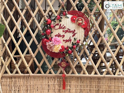 Vòng treo cửa Tết mẹt tre Chúc Mừng Năm Mới cành lựu quạt Đỏ [Vòng nhẹ] N50cm VTC-T-46